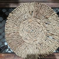 piatto di paglia intrecciato