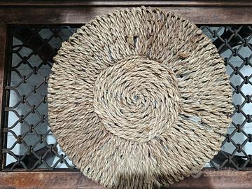 piatto di paglia intrecciato