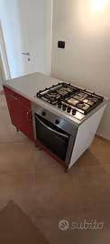 Cucina moderna con forno elettrico e piano a gas