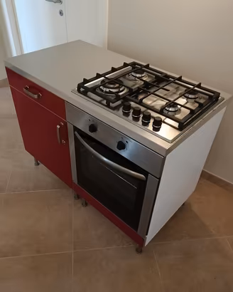 Cucina moderna con forno elettrico e piano a gas