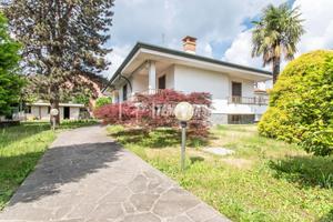 Villa bifamiliare con area esterna