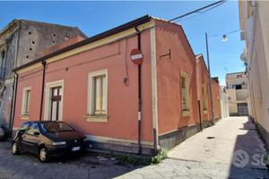 Casa singola con cortile e deposito a Riposto