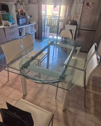 Tavolo in cristallo e 6 sedie