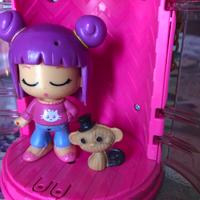 Bambolina di plastica con scimmietta