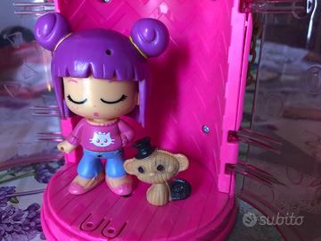 Bambolina di plastica con scimmietta