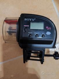 Mangiatoia automatica per acquario.