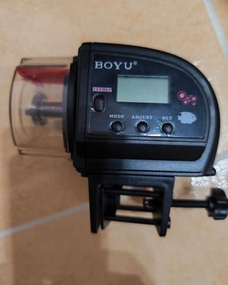 Mangiatoia automatica per acquario.