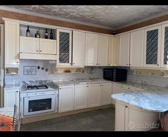 Cucina Fiamberti e tavolo in marmo di Carrara