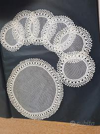 Coprivassoio e sottobicchieri con bordo uncinetto