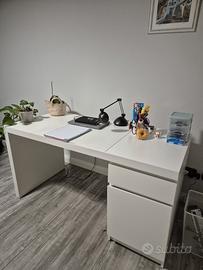 Scrivania con sedia
