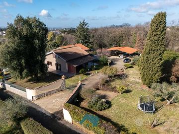 Villa bifamiliare con terreno adiacente centro