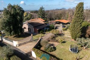 Villa bifamiliare con terreno adiacente centro