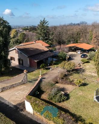 Villa bifamiliare con terreno adiacente centro
