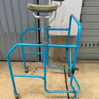 Girello deambulatore ascellare