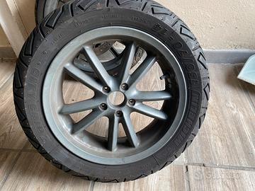 Gomme con cerchi piaggio beverly 500.