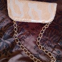 Clutch in tessuto color oro con paillettes