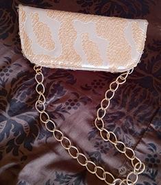 Clutch in tessuto color oro con paillettes