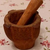 Piccolo mortaio con pestello in legno intagliato