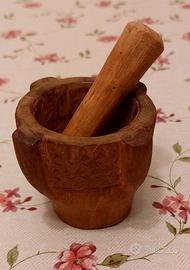 Piccolo mortaio con pestello in legno intagliato