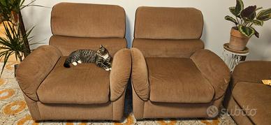 Divano e due poltrone.