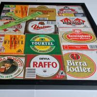 Cornice con etichette di birra da collezione.