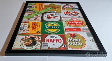 Cornice con etichette di birra da collezione.