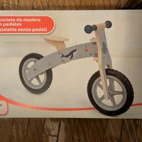 bicicletta in legno senza pedale