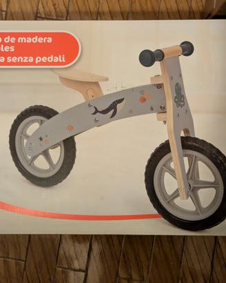bicicletta in legno senza pedale