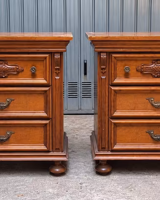 Coppia di comodini vintage in legno con 3 cassetti