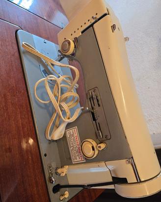 Macchina da cucire vintage NECCHI 261 