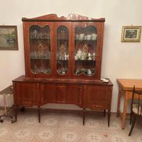 Credenza con vetrina.