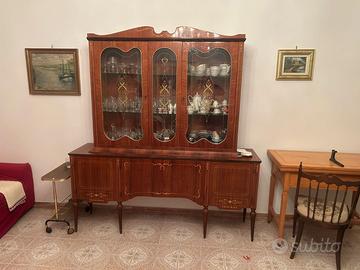 Credenza con vetrina.