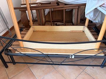 Letto tavolo e sedie
