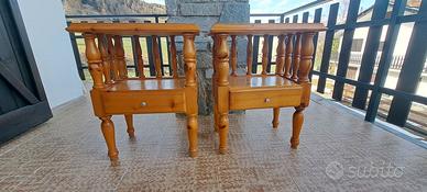 Comodino in legno di pino