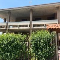 Ampia villa singola,con3 appart.4600giardino