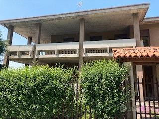 Ampia villa singola,con3 appart.4600giardino