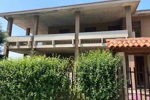 Ampia villa singola,con3 appart.4600giardino