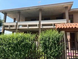 Ampia villa singola,con3 appart.4600giardino