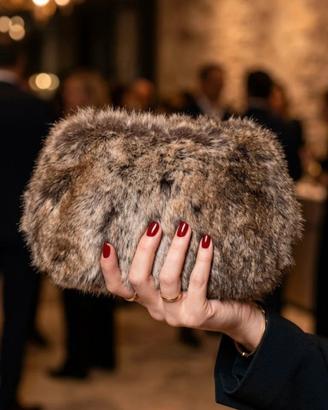 Pochette Malìparmi in morbido tessuto peluche 