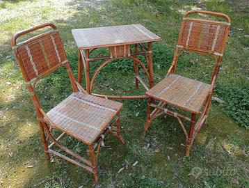 Tavolino scrivania e due sedie anni 30 in rattan