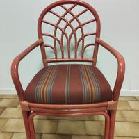 Poltrona in giunco color salmone.