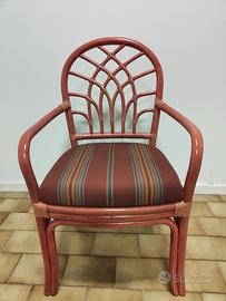 Poltrona in giunco color salmone.