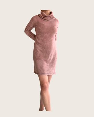 Vestito rosa antico a collo alto in maglia