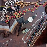 Collane, bracciali, scaldamuscoli