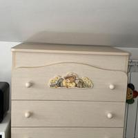 Cassettiera-fasciatoio e letto bambino.