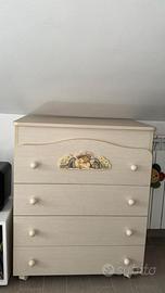 Cassettiera-fasciatoio e letto bambino.