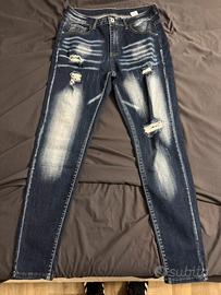 jeans strappati