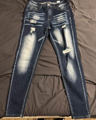 jeans strappati