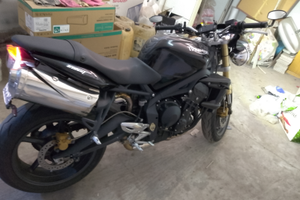 Moto Triumph street triple 675