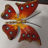Farfalla in metallo decorata a mano